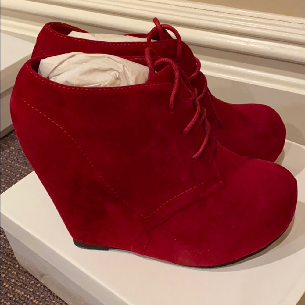 Hailey Jeans Co. Honey wedge Boot red size 6 NWOT